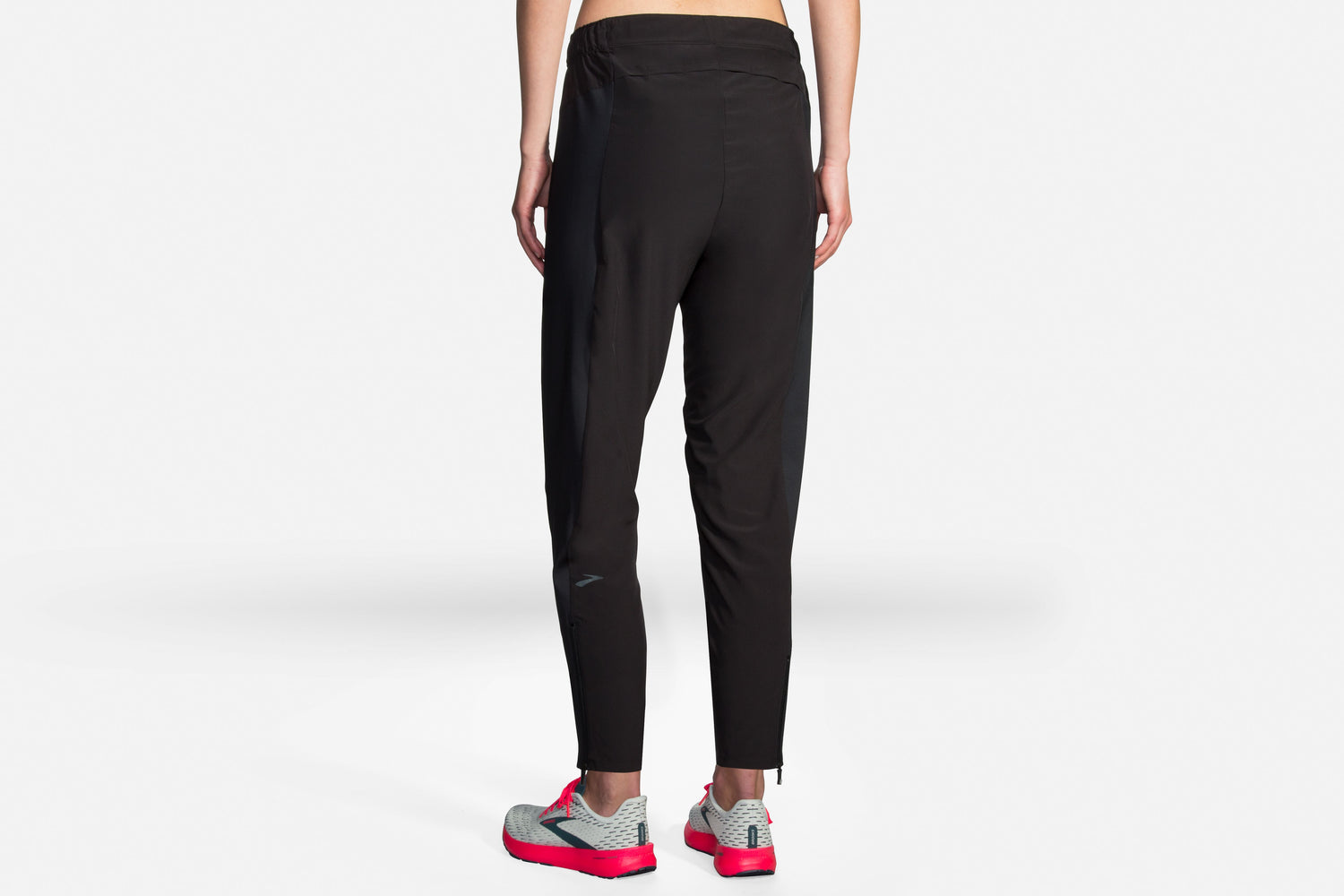 W Brooks Shakeout Pant